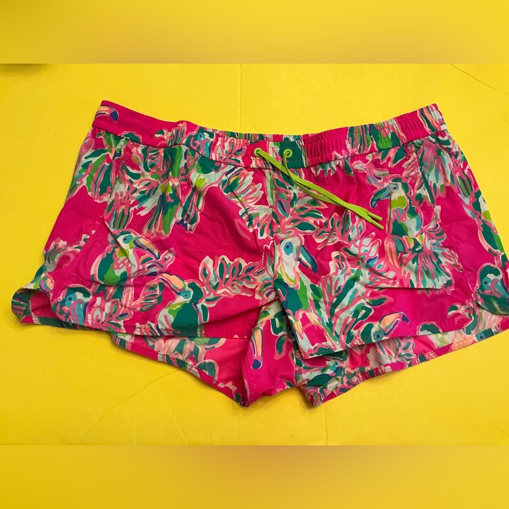Lilly Pulitzer Luxletic Run Around Shorts sz XL Dragonfruit Toucan Can - Picture 2 of 4